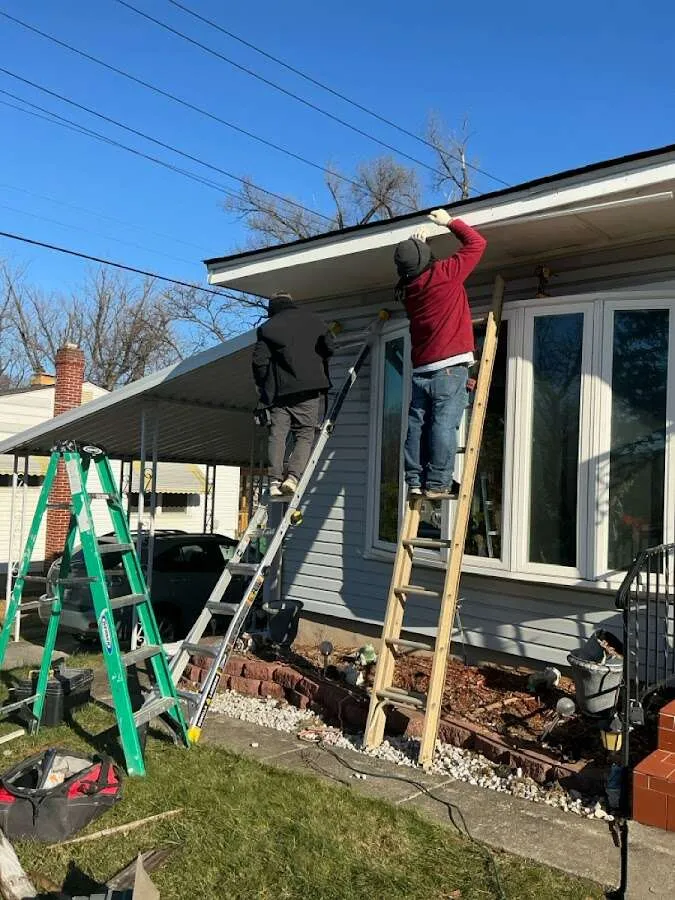 Restoration crew performing exterior repair in Carpentersville